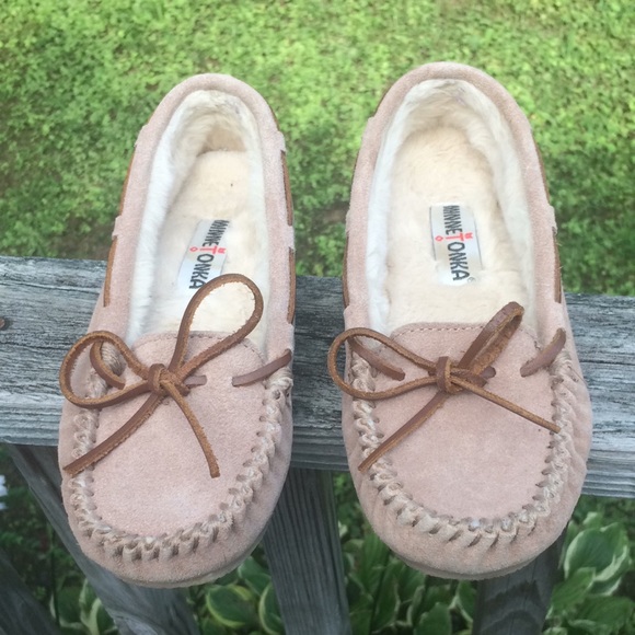 Minnetonka size 6 suede fuzzy slippers size 6 - Picture 1 of 6